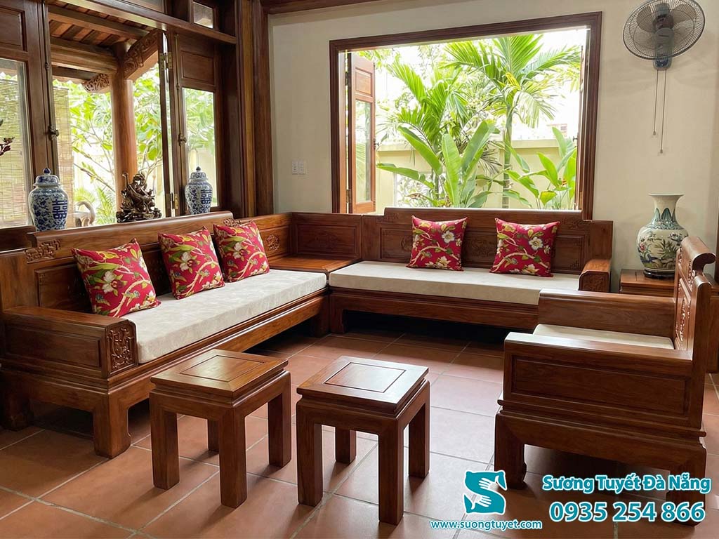 Nệm ghế phòng khách đánh bật sự đơn điệu của gỗ.