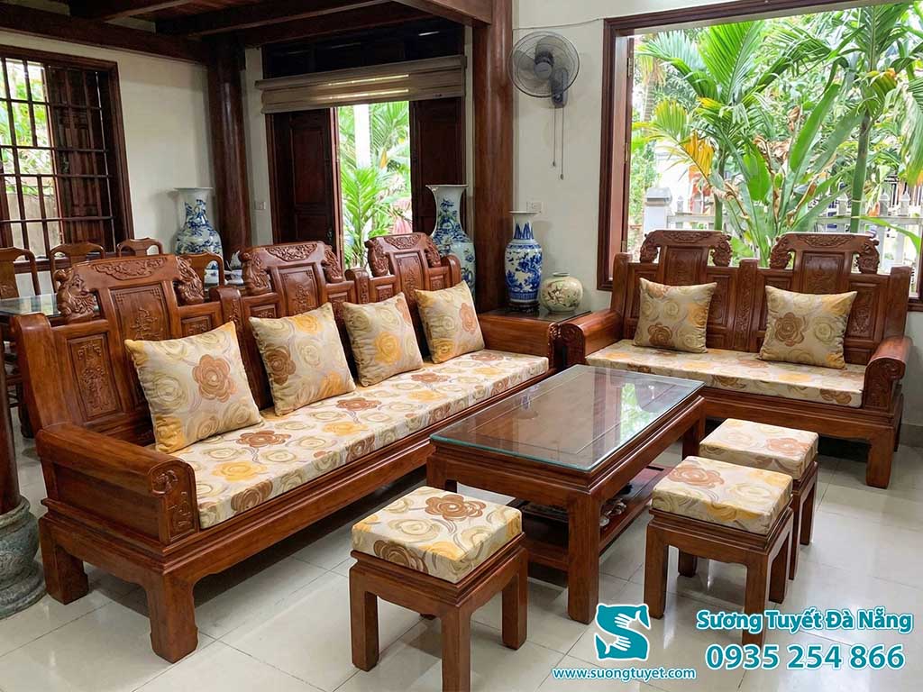 Nệm ghế màu vàng đồng sắc sảo đến từng chi tiết.