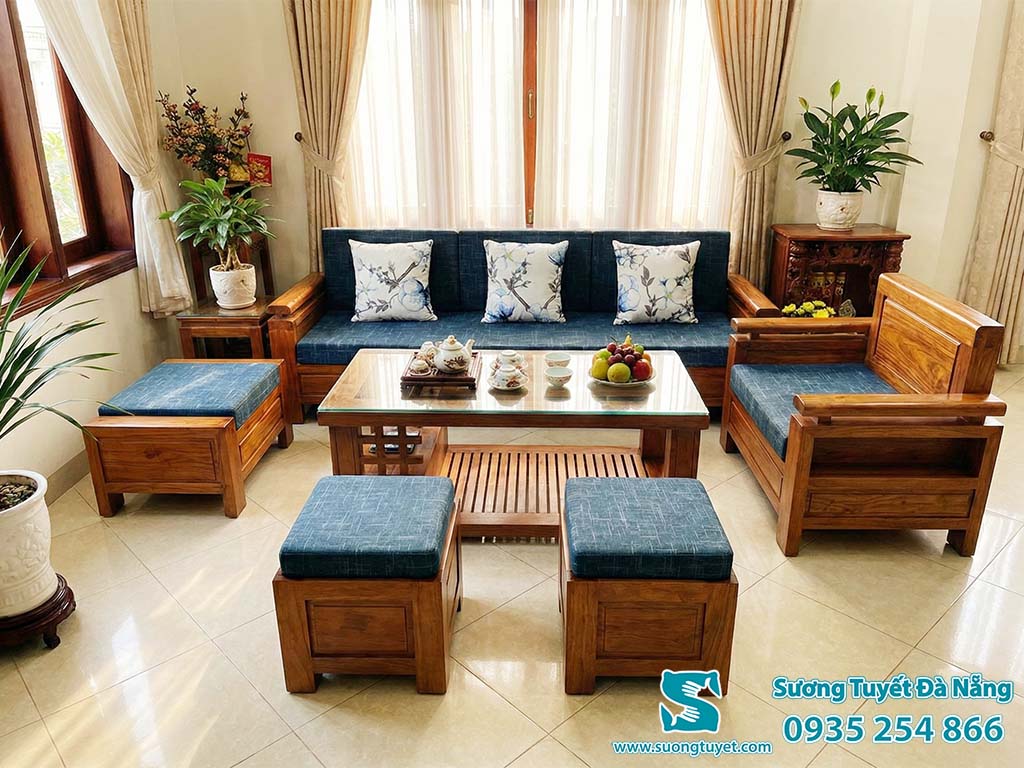 Sự kết hợp gối hoa và nệm ghế đẹp.