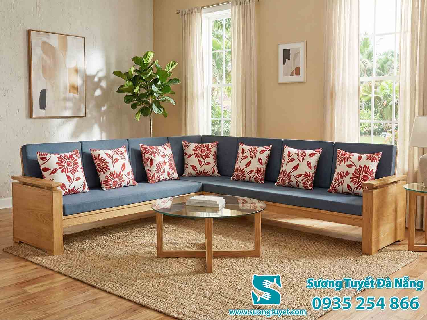 Sự kết hợp ghế gỗ có nhiều gối tựa hoa.