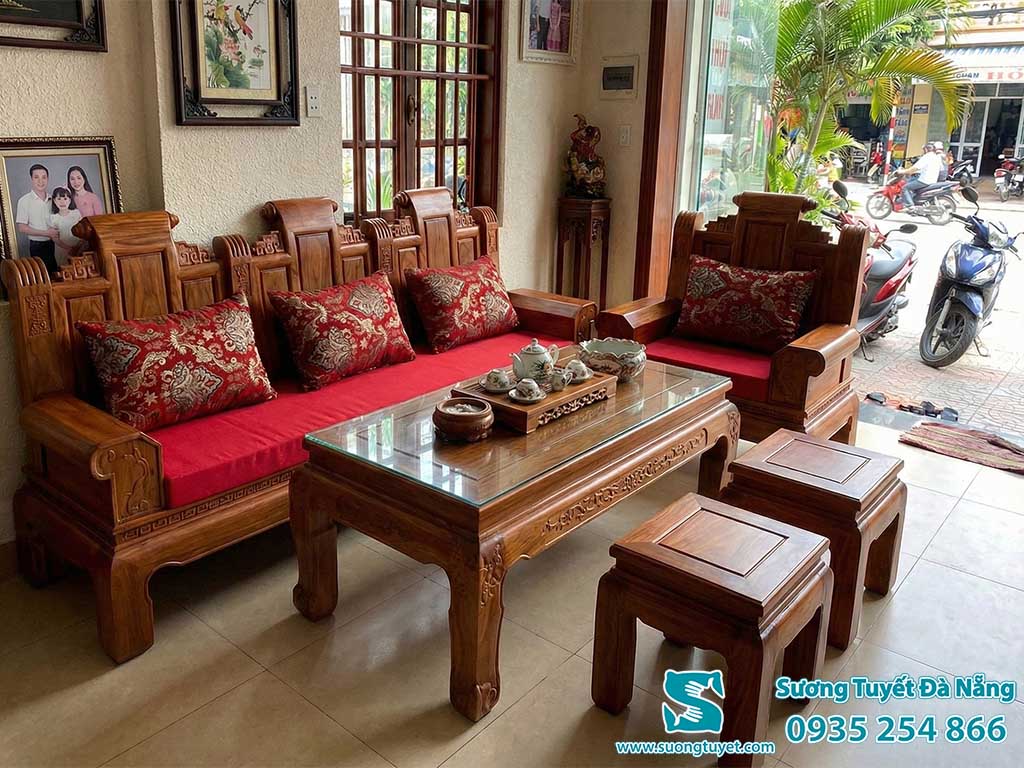 Nệm ghế sofa gỗ màu đỏ truyền thống.