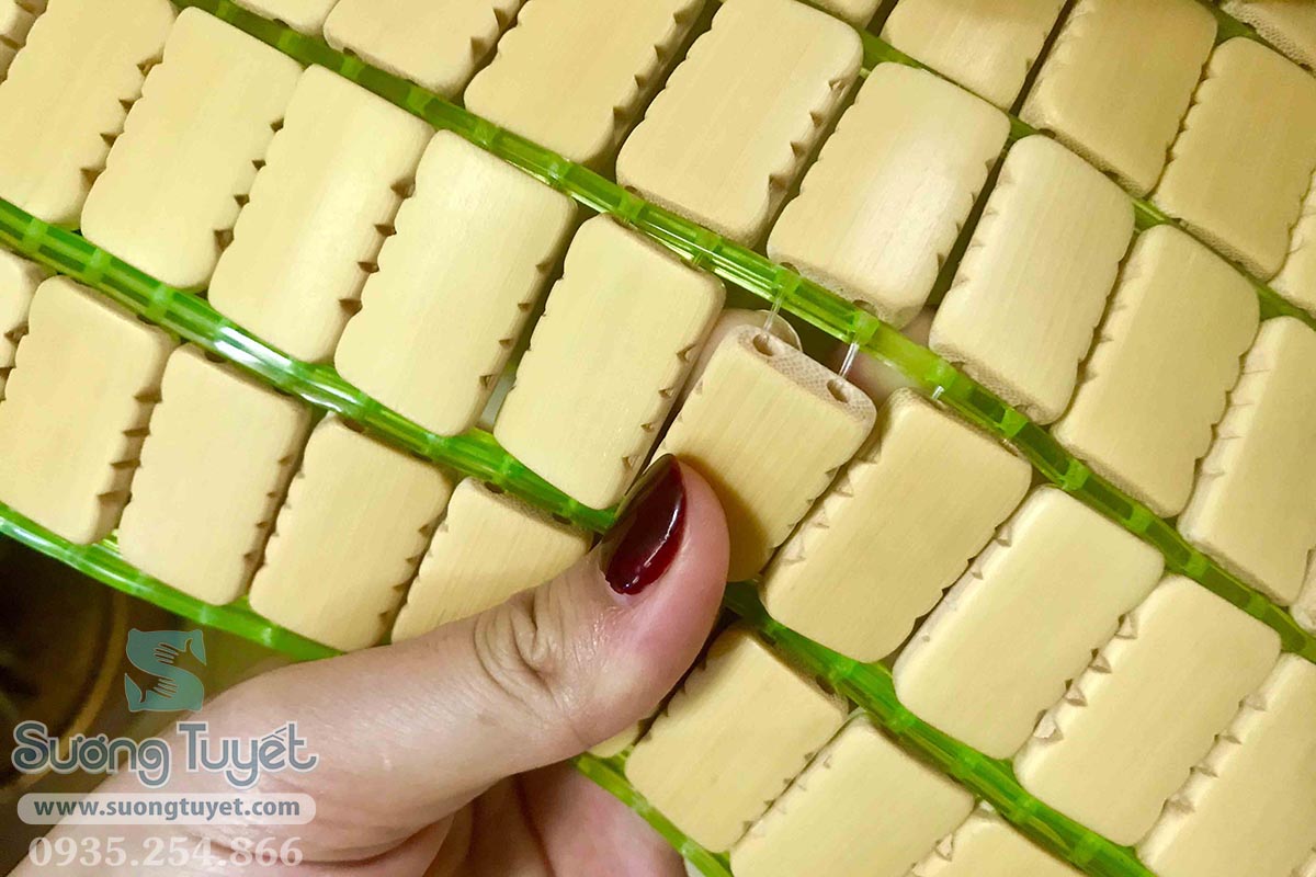 Cấu tạo của chiếu trúc là các hạt nhỏ được đan chặt với nhau bằng sợi cước tựa như tấm lưới.