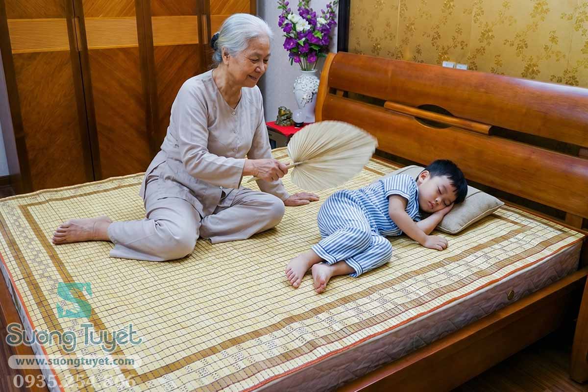 Chiếu trúc hạt là dòng chiếu truyền thống bền bỉ và mát, giá cao nhưng rất tốt.