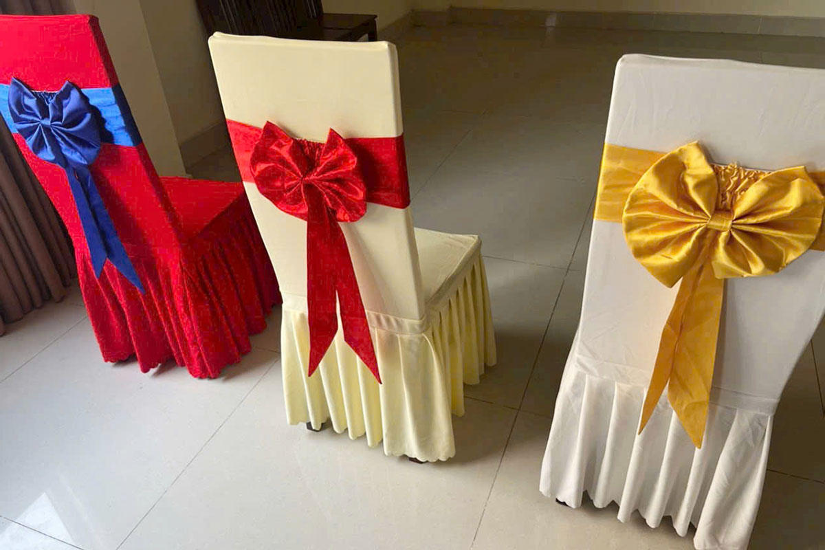 Áo ghế và nơ ghế cũng cần được lựa chọn và phối màu để tạo ra hiệu ứng tổng thể chính.