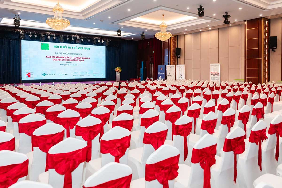 Càng phối màu tương phản càng giúp một trong hai màu sắc được nổi bật lên hội trường tổng thể.
