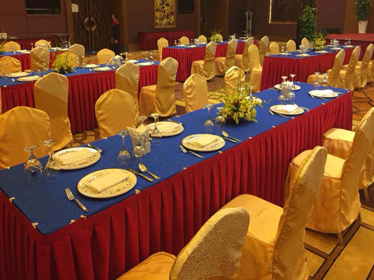 Kết hợp các tấm placemat, khăn ăn để không gian được sạch sẽ.