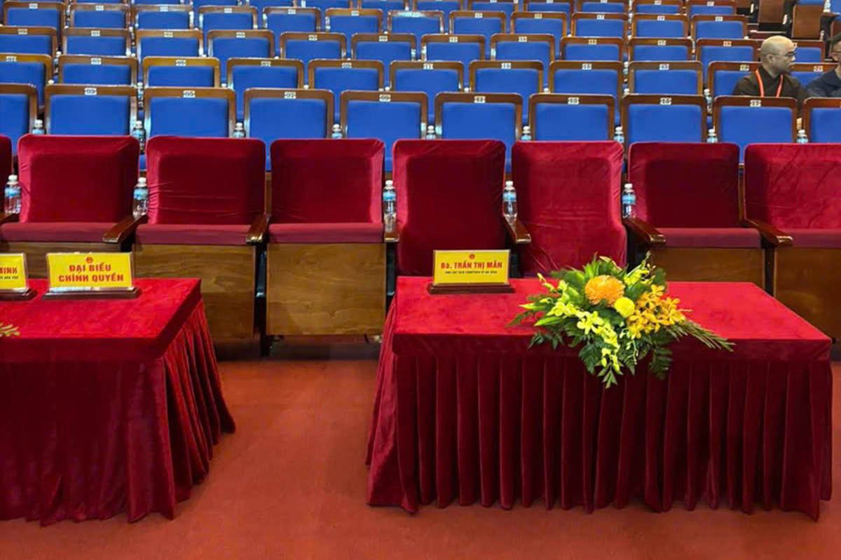 Bàn đại biểu trải khăn vải nhung màu đỏ đô sang trọng uy quyền