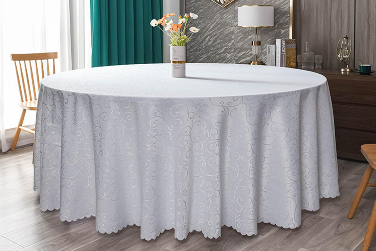 Một mẫu khăn bàng gấm trắng điểm bạc cực đẹp.