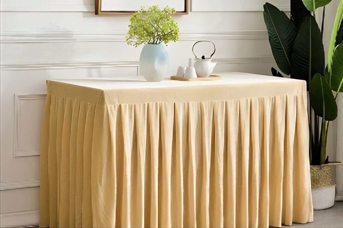 Khăn bàn xếp li thì may tốn nhiều vải nên có giá cao, khoảng từ 350.000đ