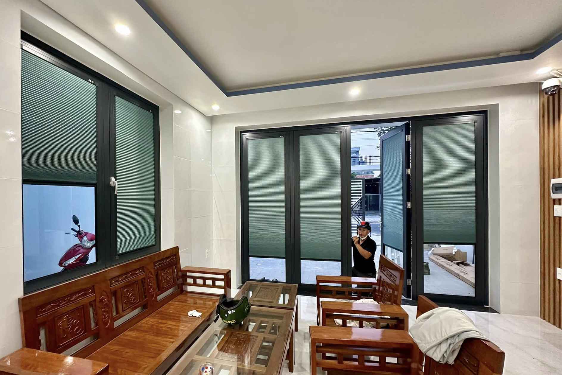 Một bộ rèm tổ ong màu xanh đẹp mắt.