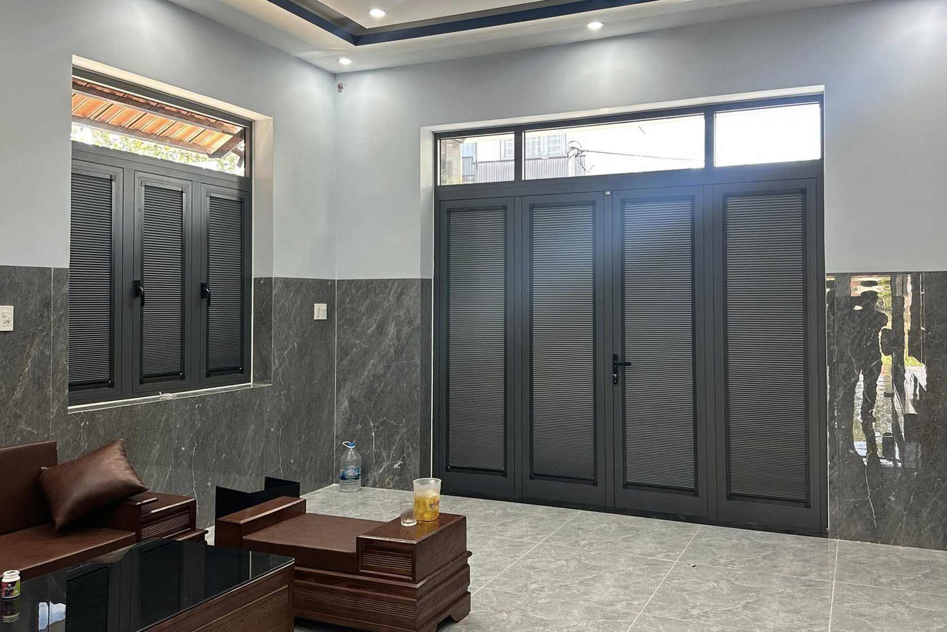 Nên chọn màu sắc rèm tổ ong hài hòa với nội thất.