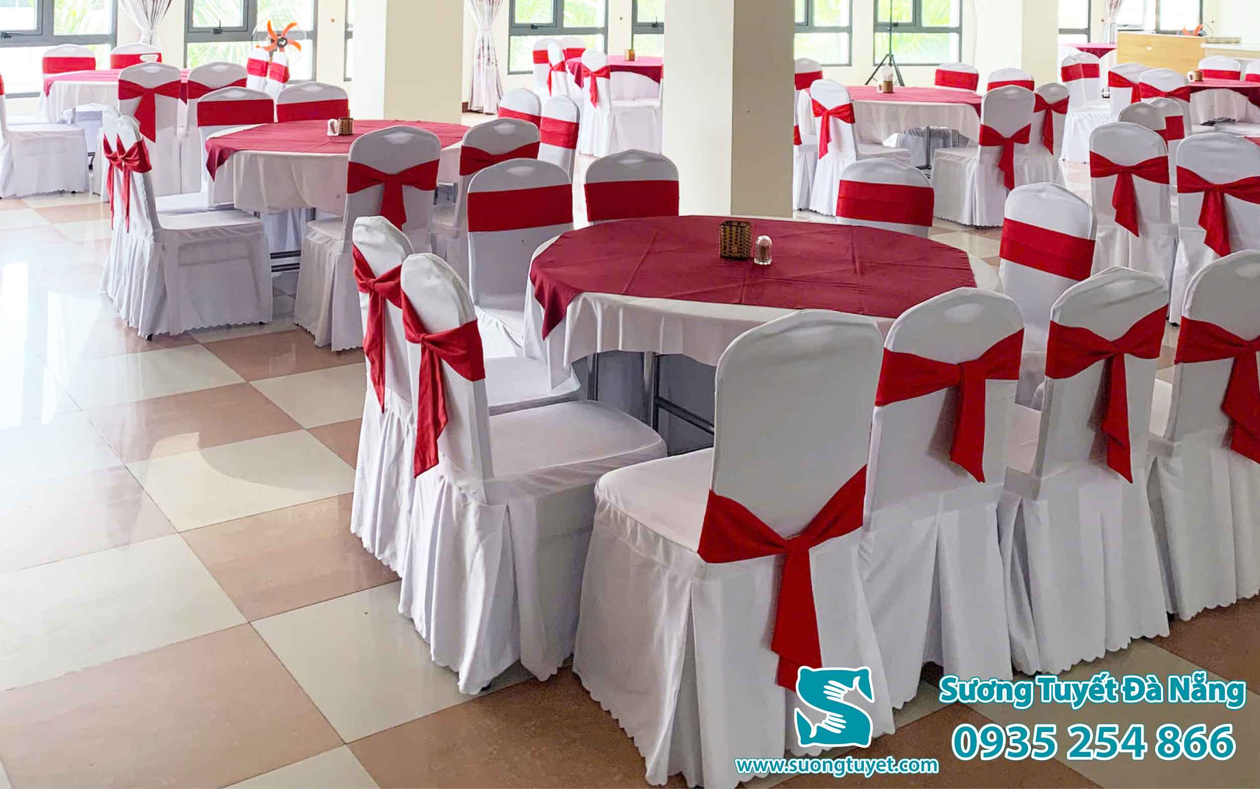 Đơn hàng này sử dụng cả màu đỏ đô và đỏ tươi rất hài hòa.