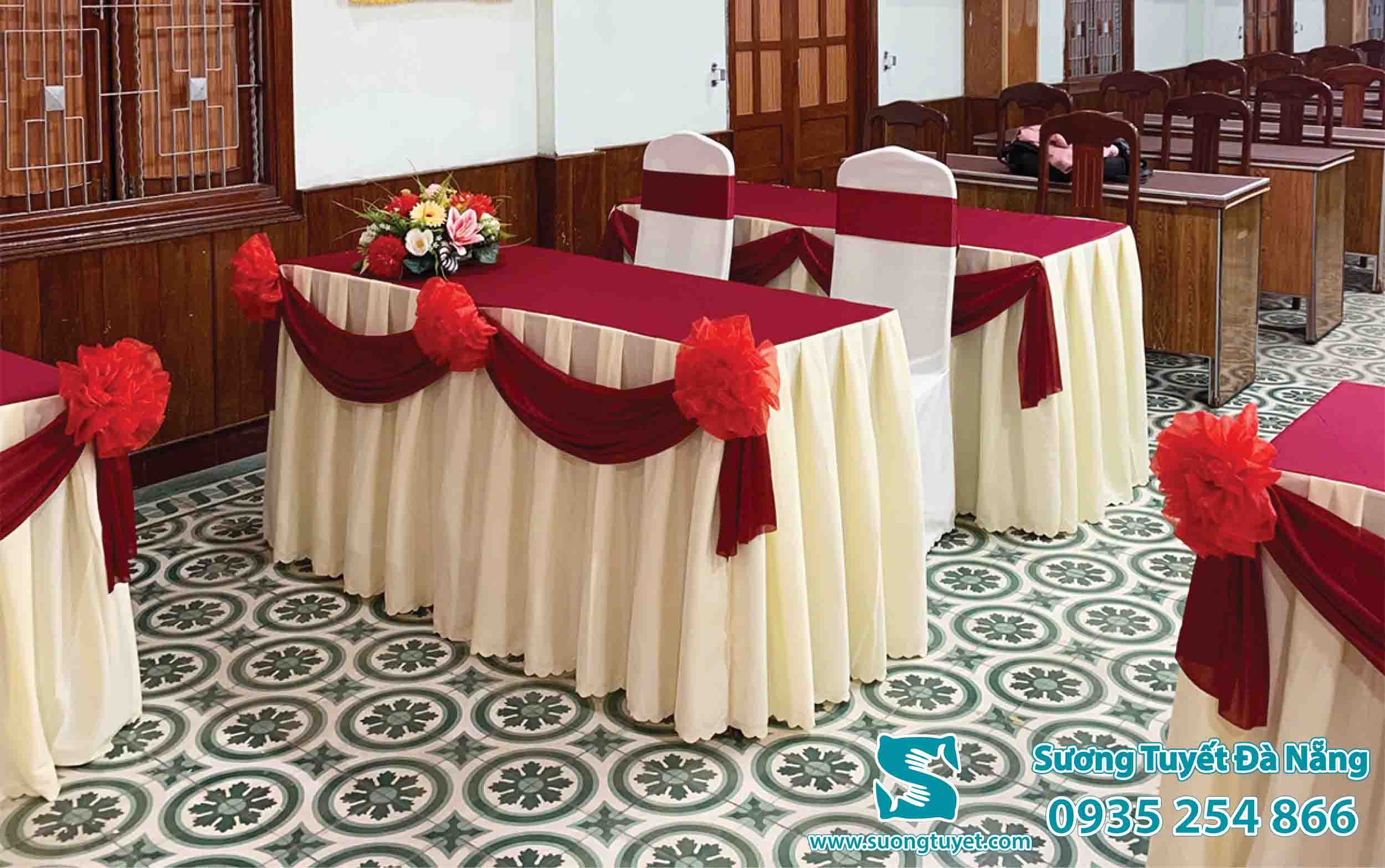 Khăn bàn nhún kết hợp dải ruy băng trang trí điệu nghệ.