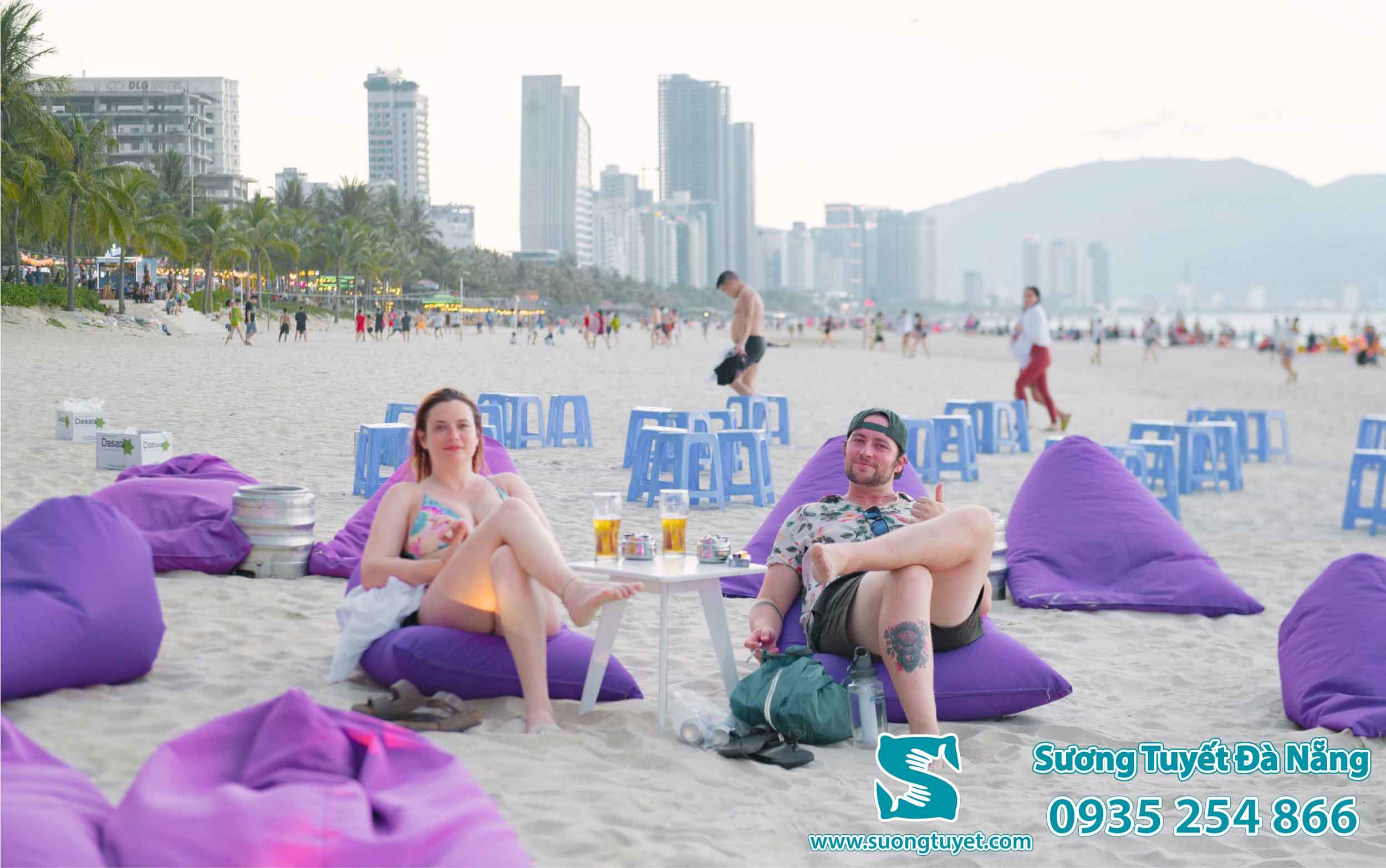 Hình ảnh ghế lười Sương Tuyết tỏa sáng tại Paradise beach bar.