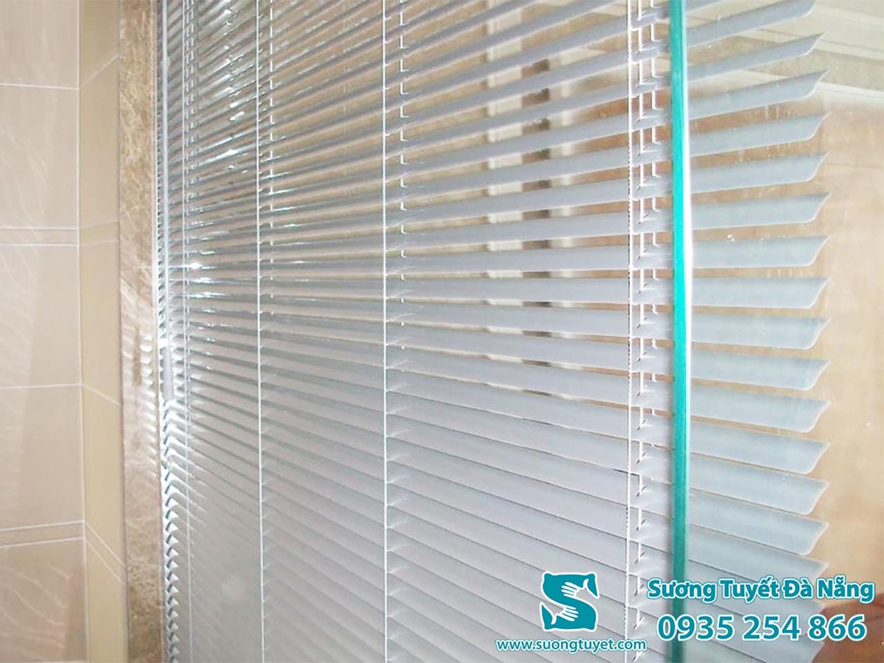 Tổng thể sáo lá nhôm mang tính chất hiện đại, phù hợp lắp đặt nơi nhiều gió, phòng làm việc.