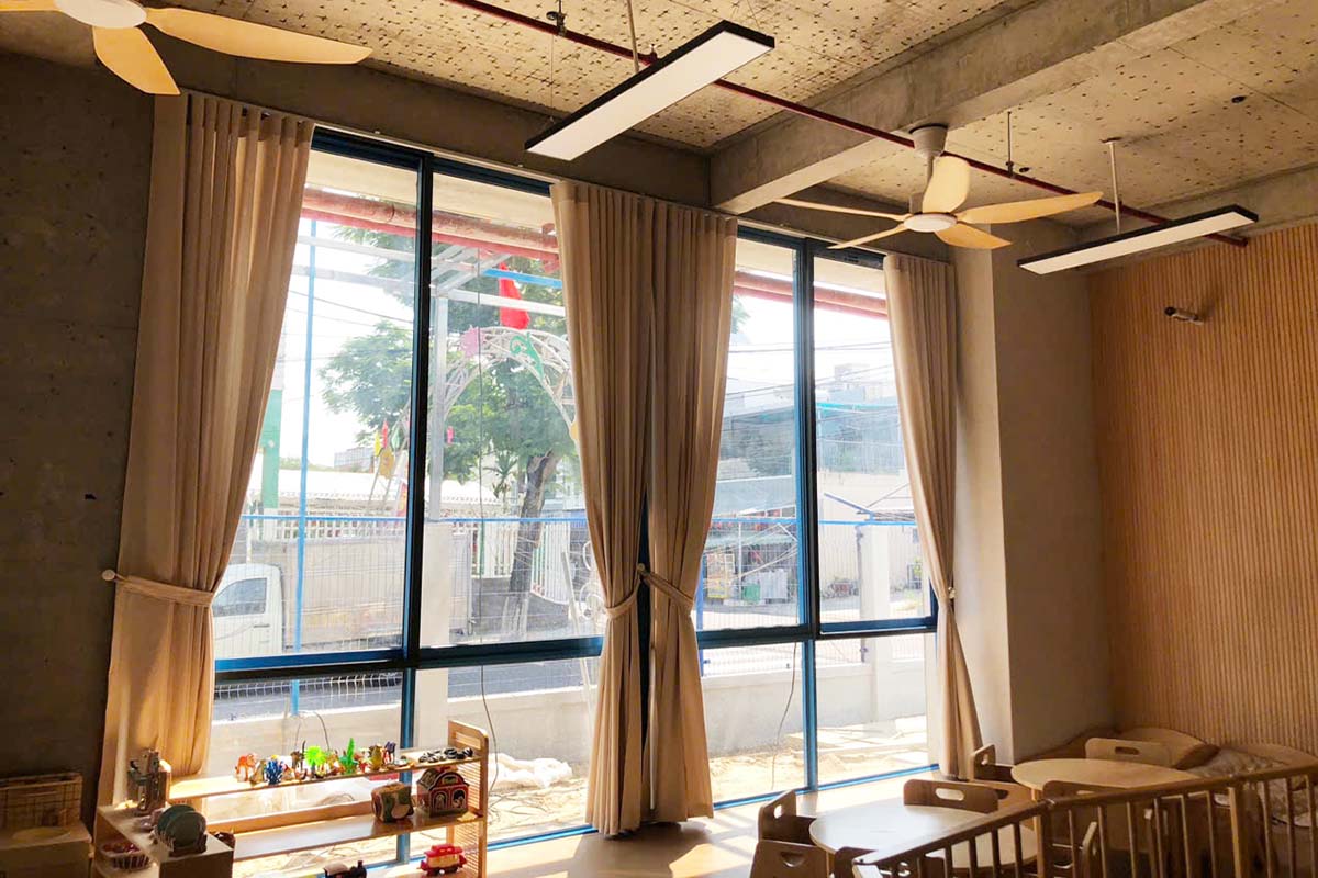 Rèm 1 lớp cản sáng tốt, đỡ rối rắm, vải mượt mà.