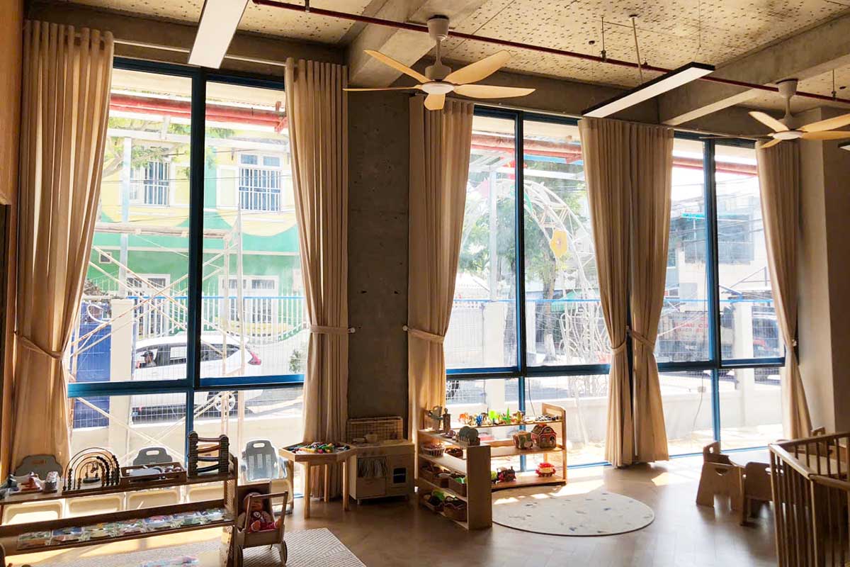 Hình ảnh Sương Tuyết lắp đặt rèm cửa cho trường Quốc tế Global School.