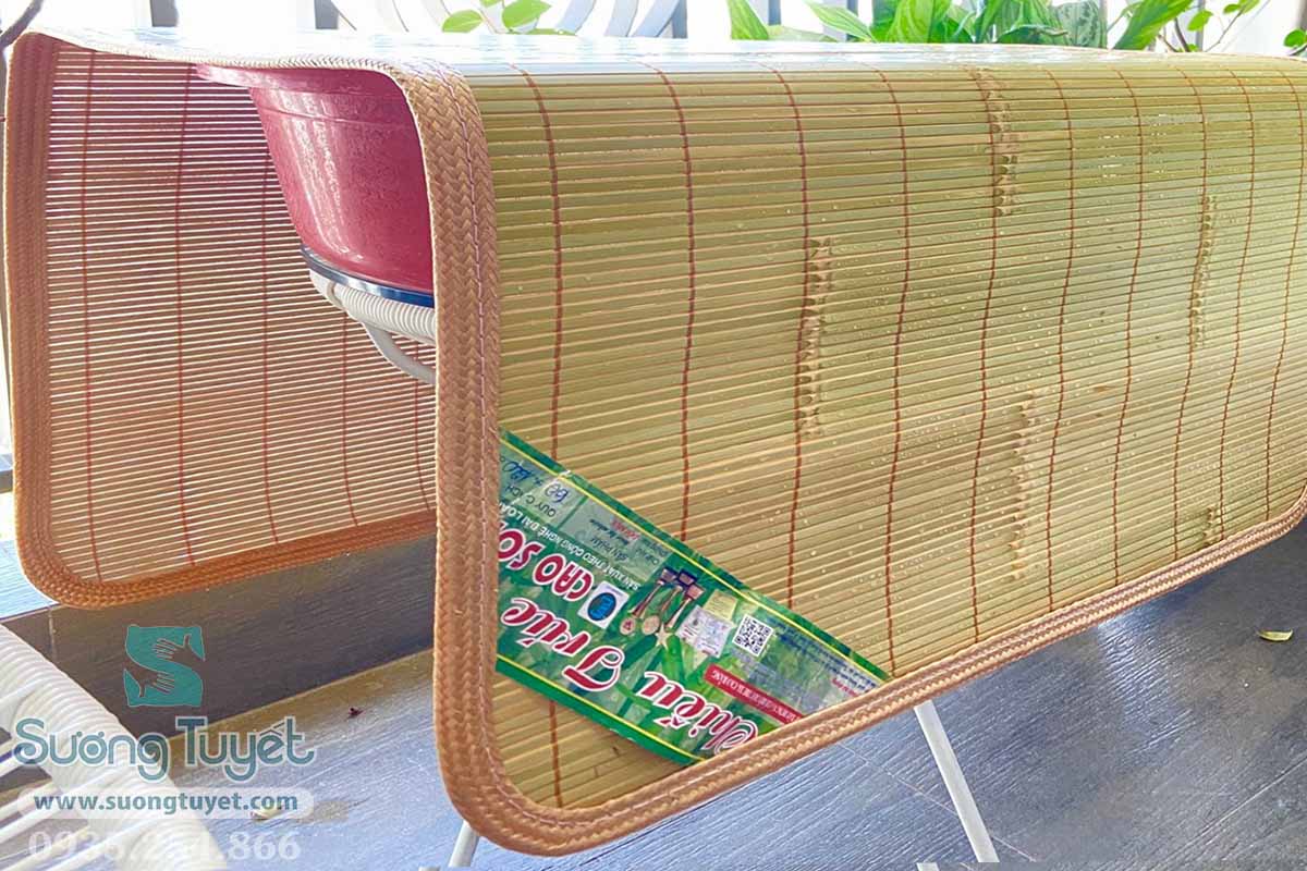 Chiếu bẩn thì lau, giặt thì đánh bót phơi khô ráo dưới nắng vừa phải.
