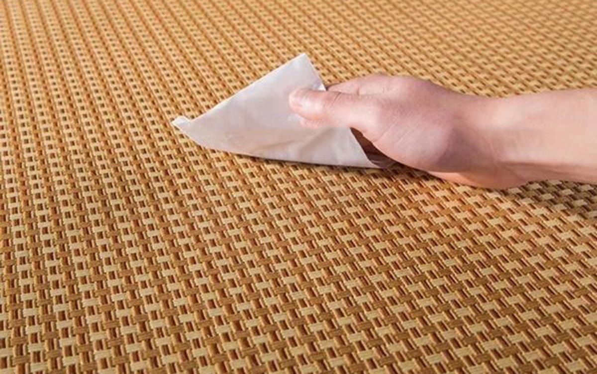 Hầu hết các loại chiếu may chỉ cần lau sơ và để khô tự nhiên hoặc bật quạt hong là đủ.