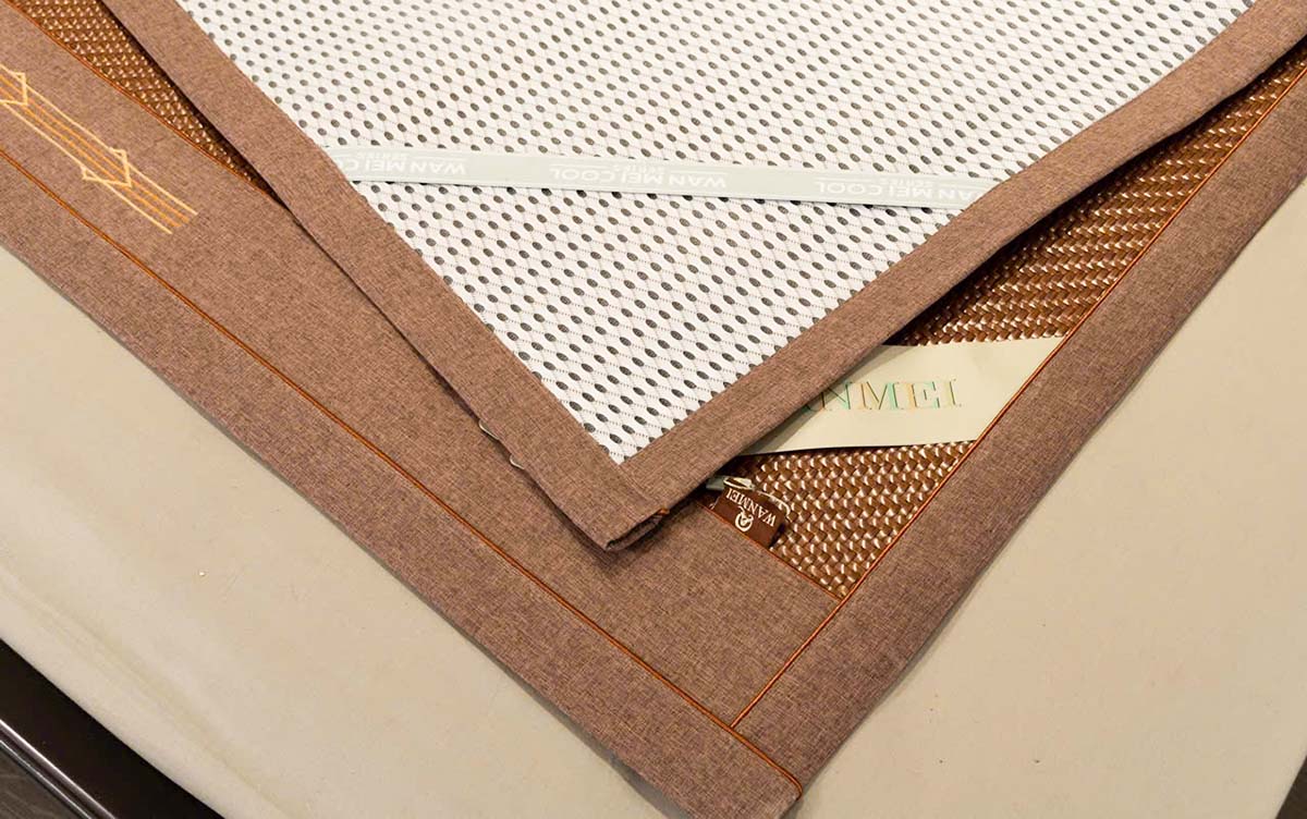 Mặt dưới chiếu thoáng khí nhờ lớp vải lưới cao cấp.
