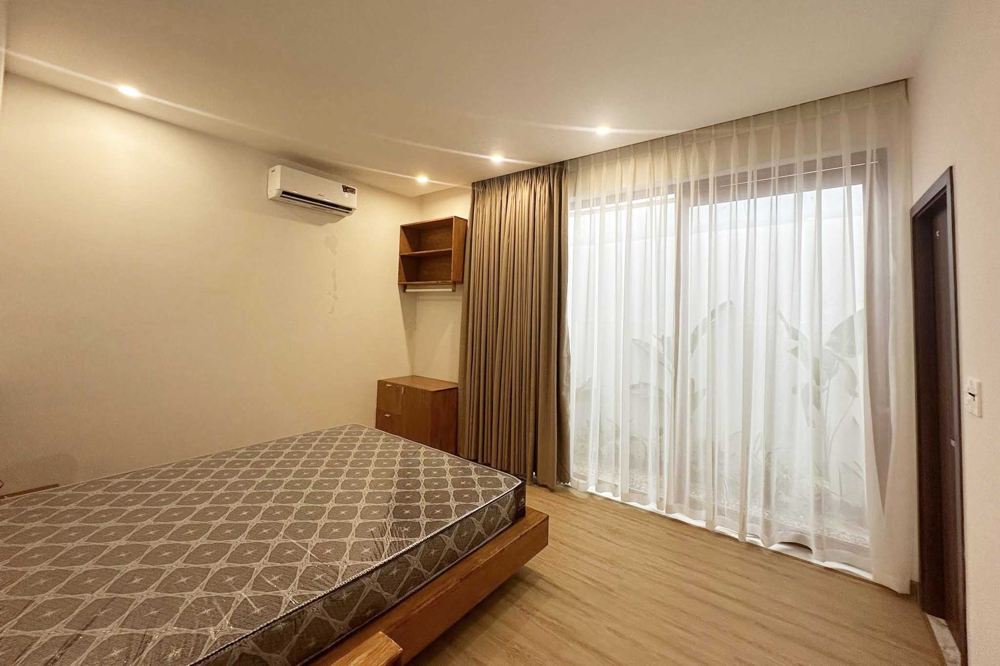 Nhờ giấu trần thạch cao mà căn phòng không cảm thấy bí bách mà gọn gàng hơn.