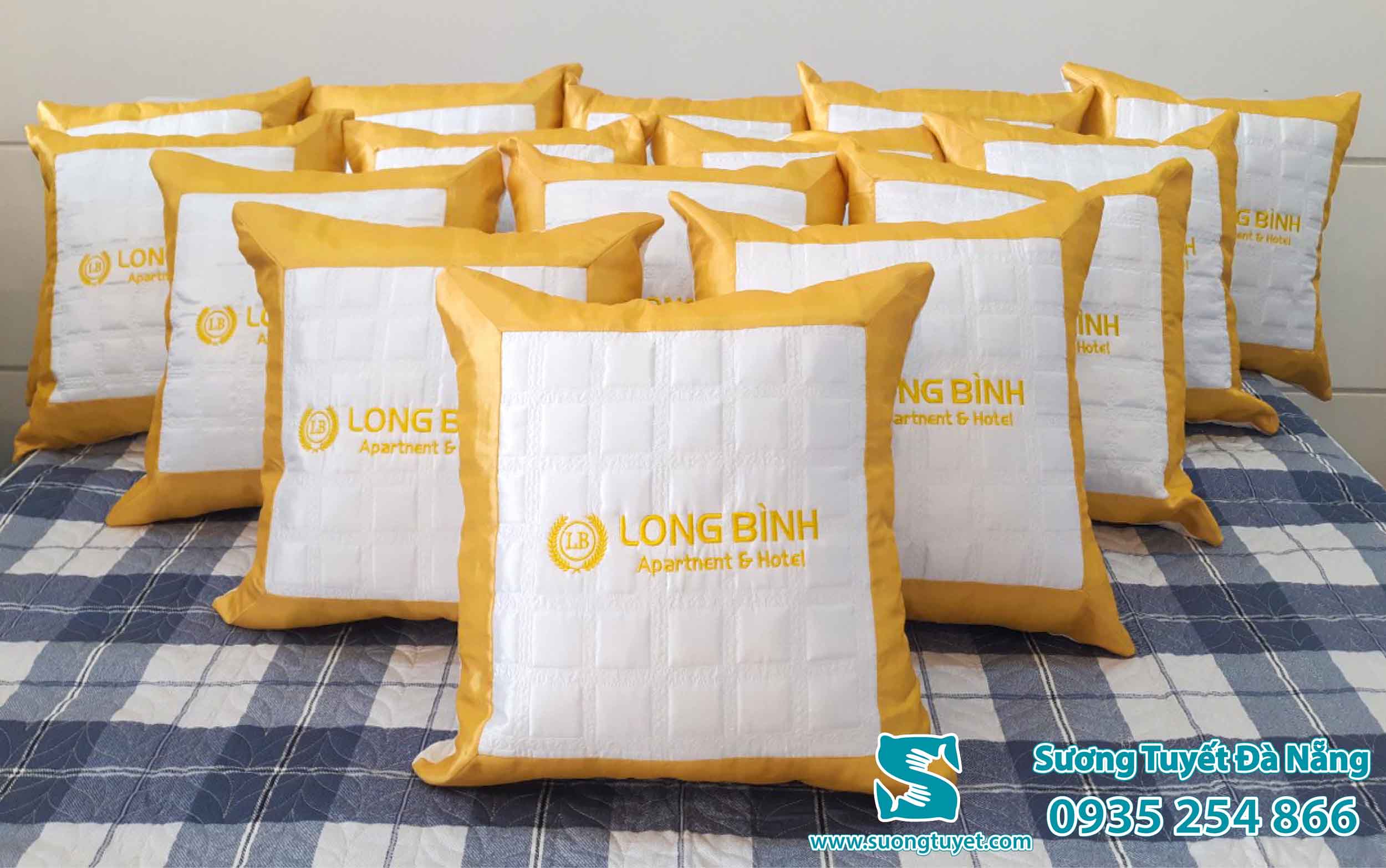 Gối tựa vuông tông xuyệt tông với tấm trang trí tạo ra nét tổng thể đồng bộ.