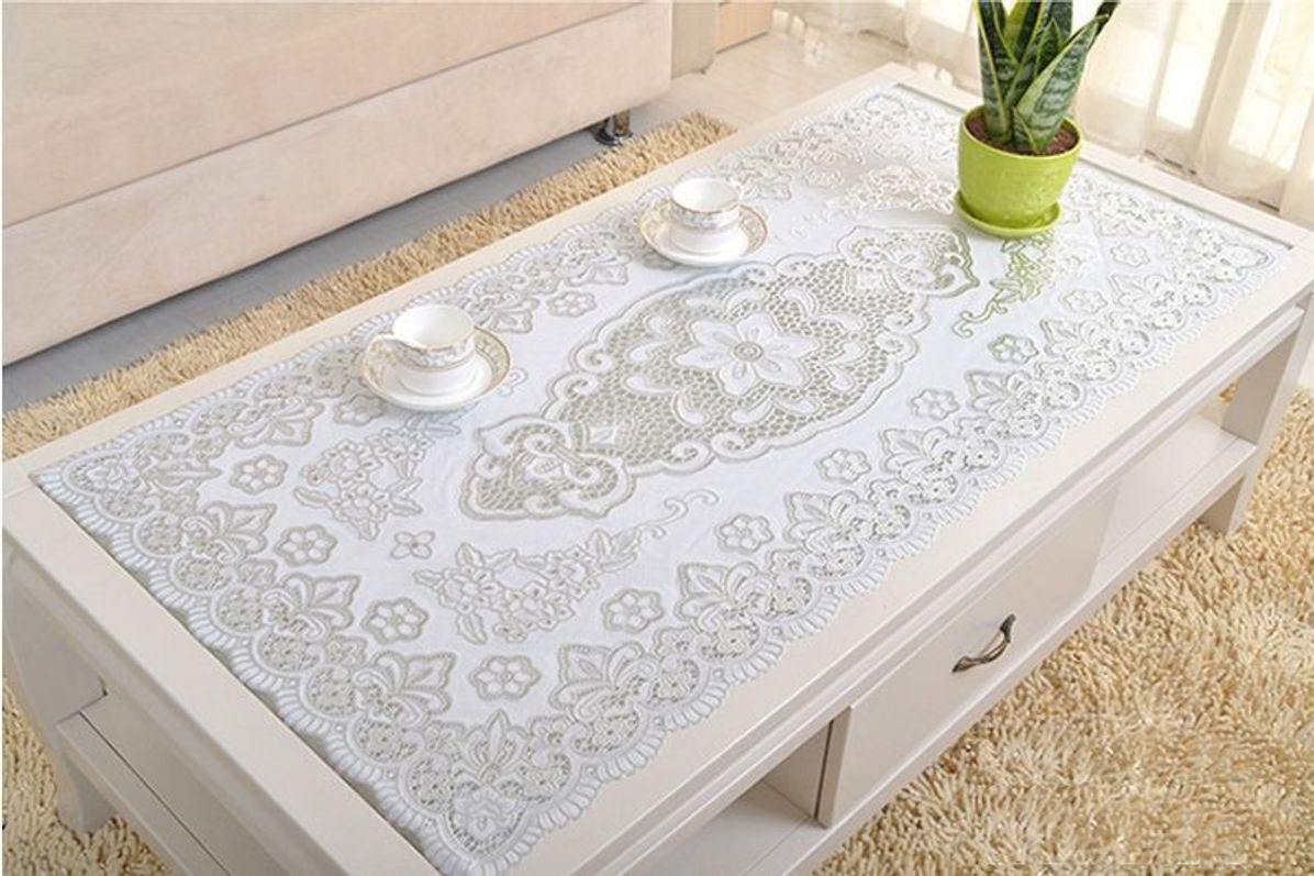 Một kiểu khăn lót bàn polyester.