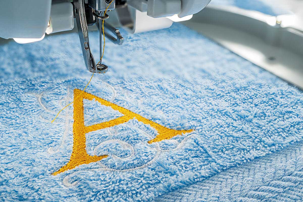 Thêu vi tính hoặc dập logo tuy mắc nhưng rất bền.