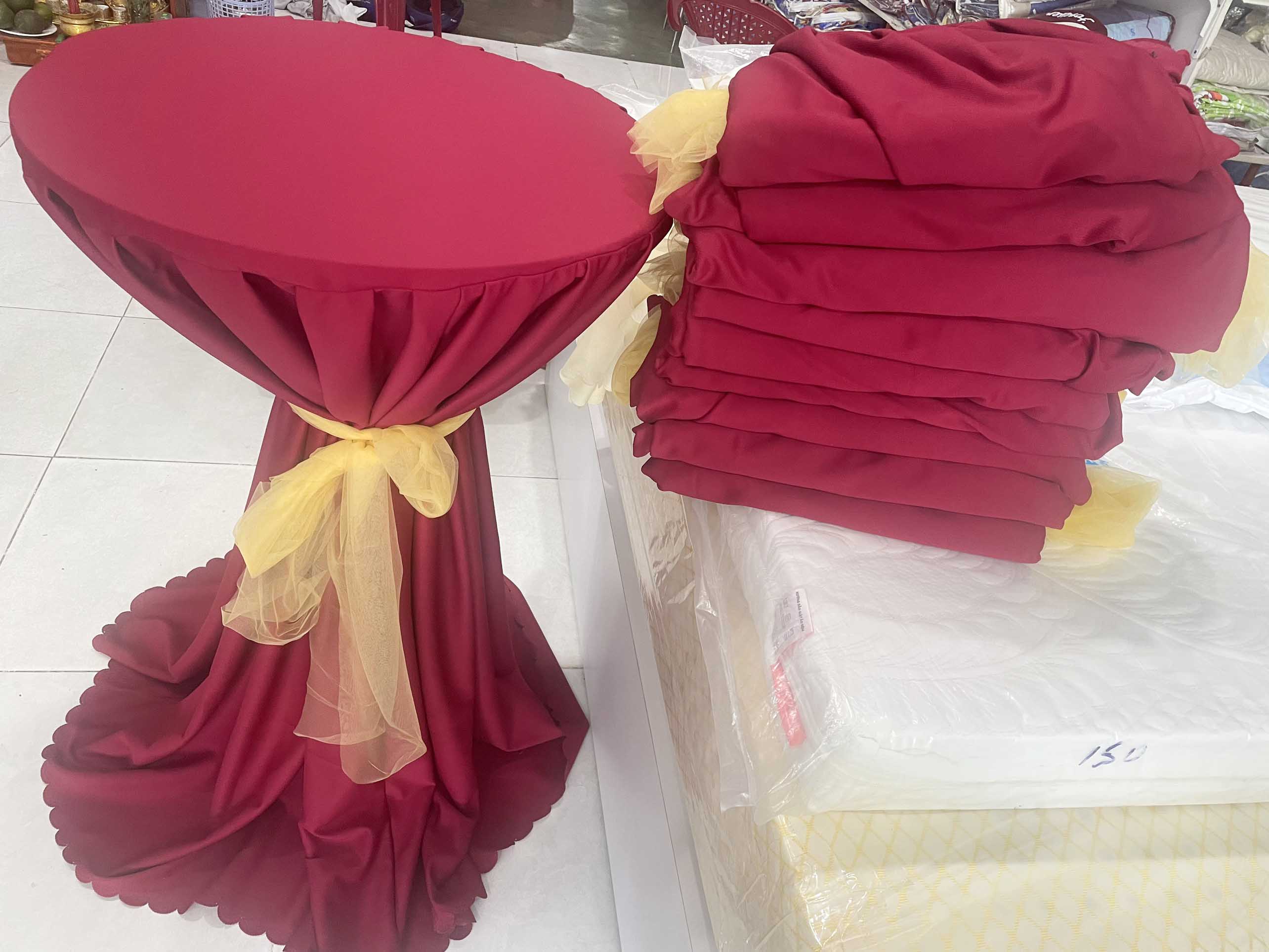 Khăn bàn vải thun co giản, tạo độ bao bọc cho bàn.