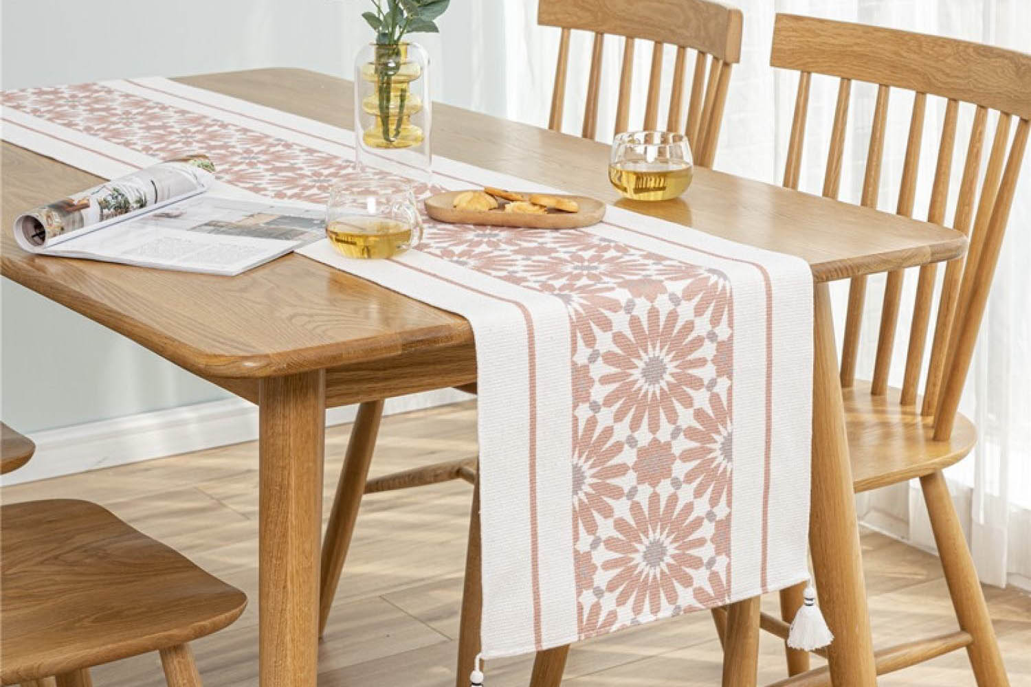 Một bàn khác thì dùng tấm trải polyester.