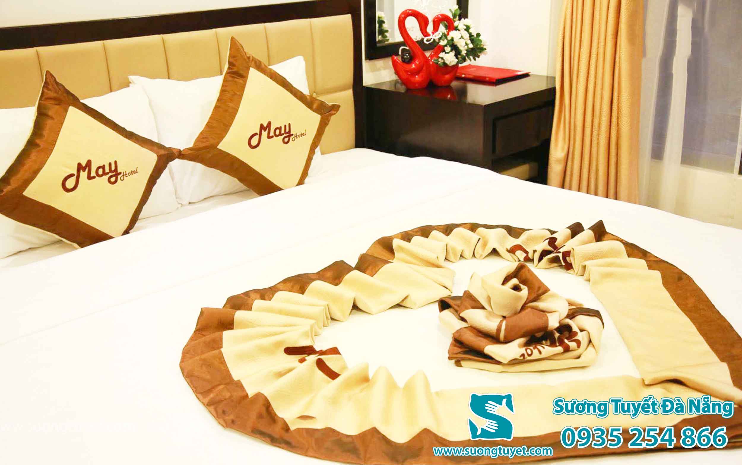 Mây hotel thì chọn tấm trang trí vải phi lụa óng ánh.