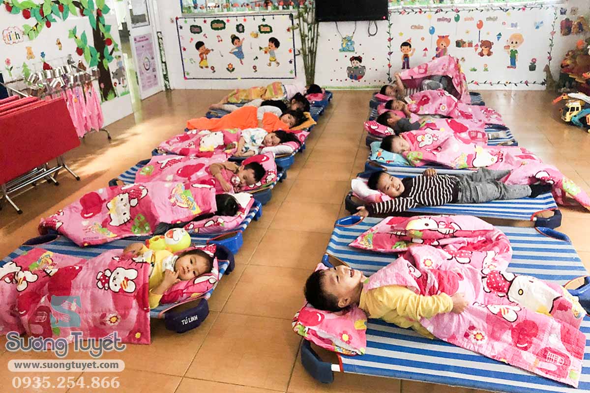 Các em nhỏ vô cùng thích thú khi trải nghiệm "món quà mới" của nhà trường.