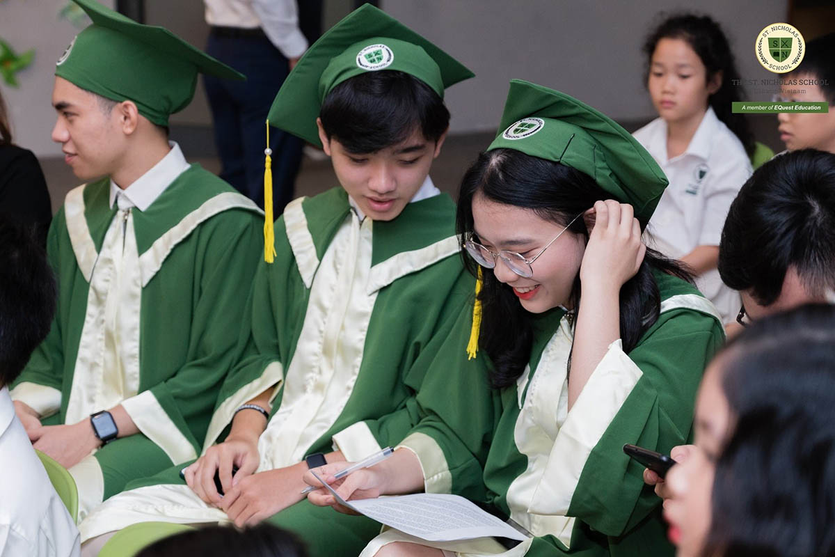 Kích thước trang phục đồ tốt nghiệp được Sương Tuyết may theo yêu cầu.