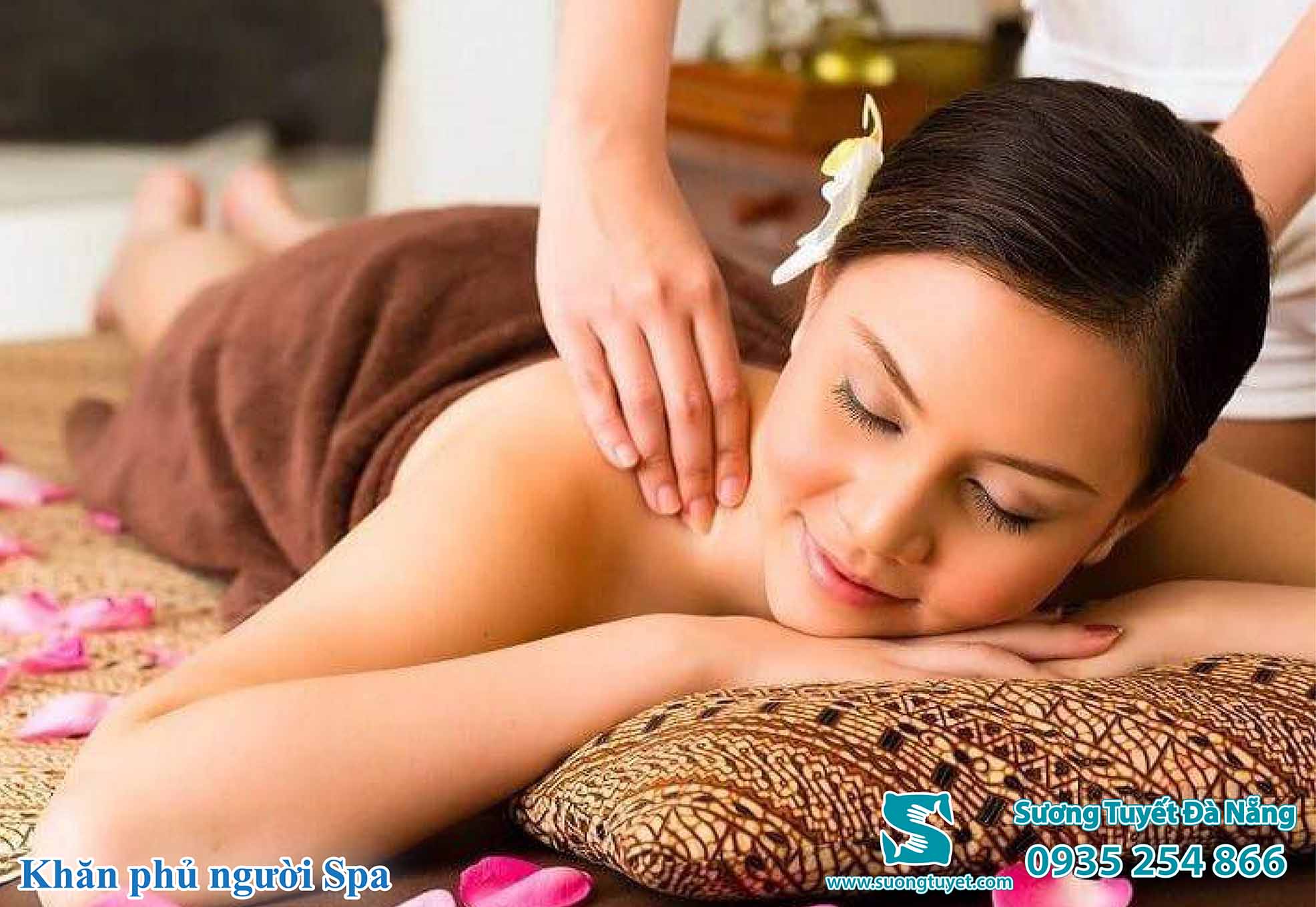 Khăn phủ người cùng với khăn trải giường là vật bất ly thân của Spa.