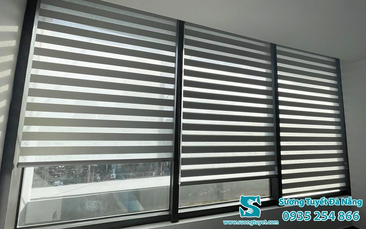 Rèm cầu vồng cuốn ngang cho cửa sổ lớn.