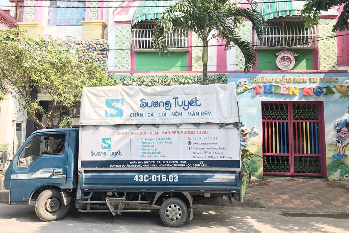 Xe giao hàng của Sương Tuyết mang chăn mền cho trường mầm non Thiên Nga.