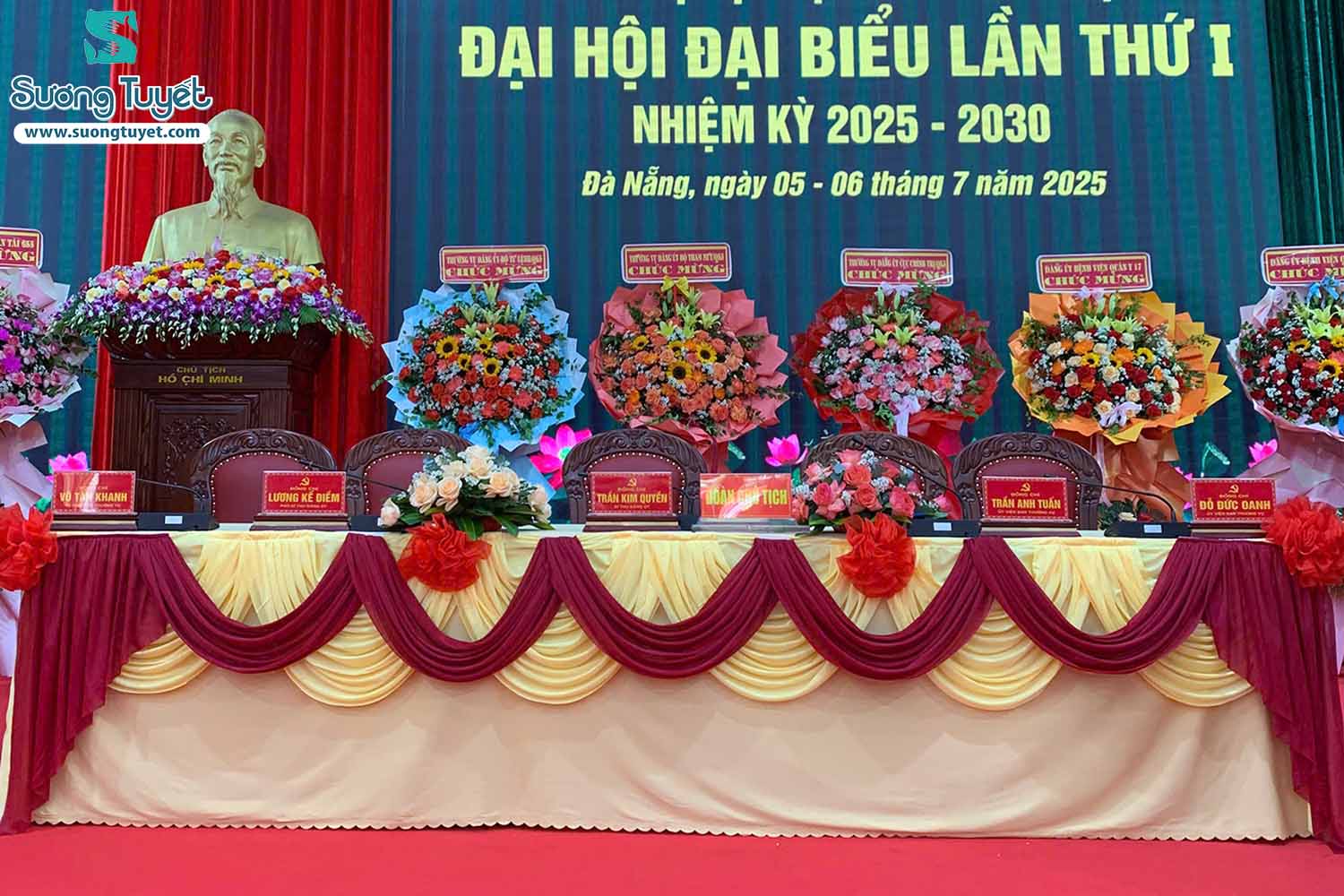 Hình ảnh khăn bàn Sương Tuyết tô điểm cho không gian hội nghị Quân khu 5.