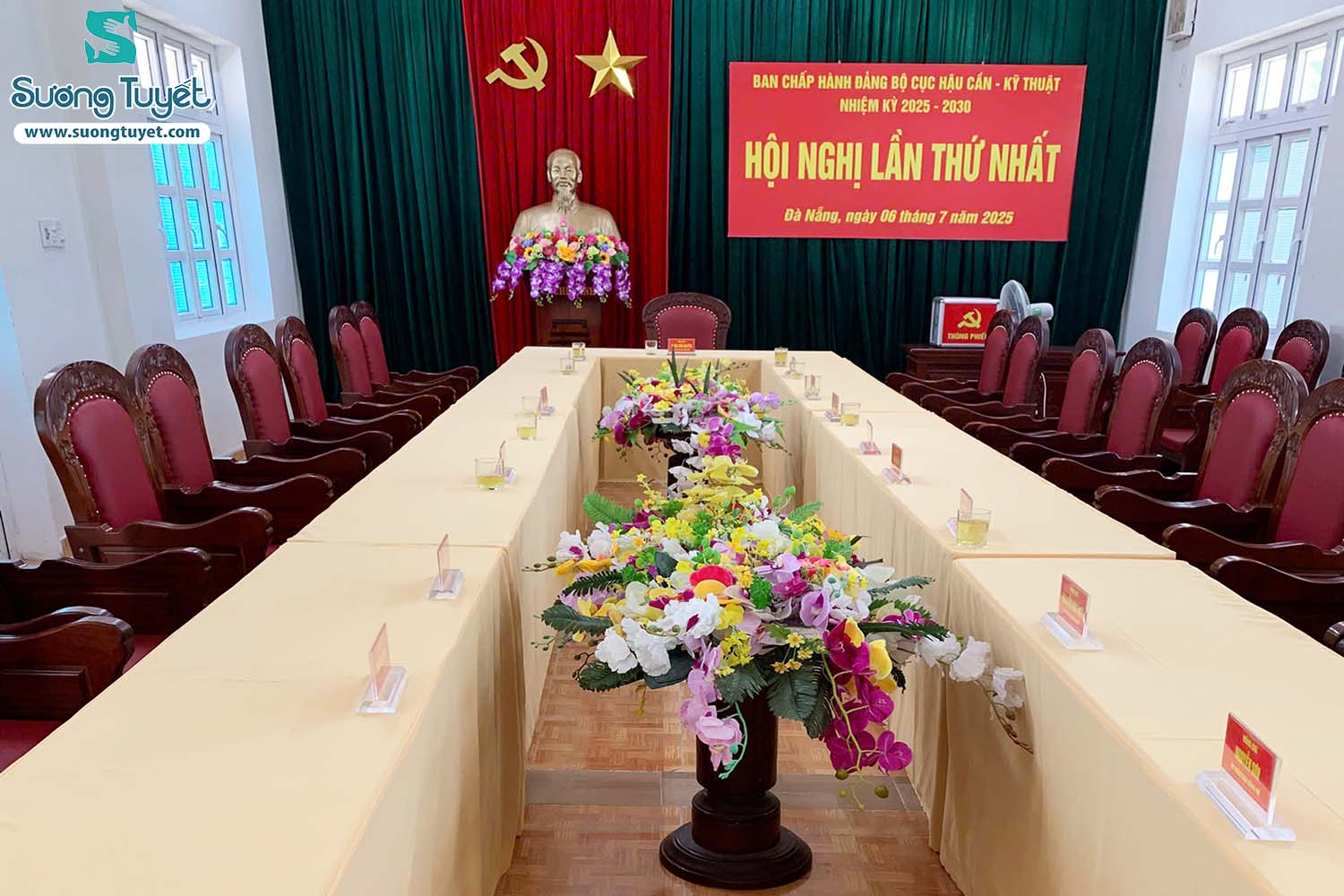 Từng chiếc khăn bàn được chắt may chỉn chu.