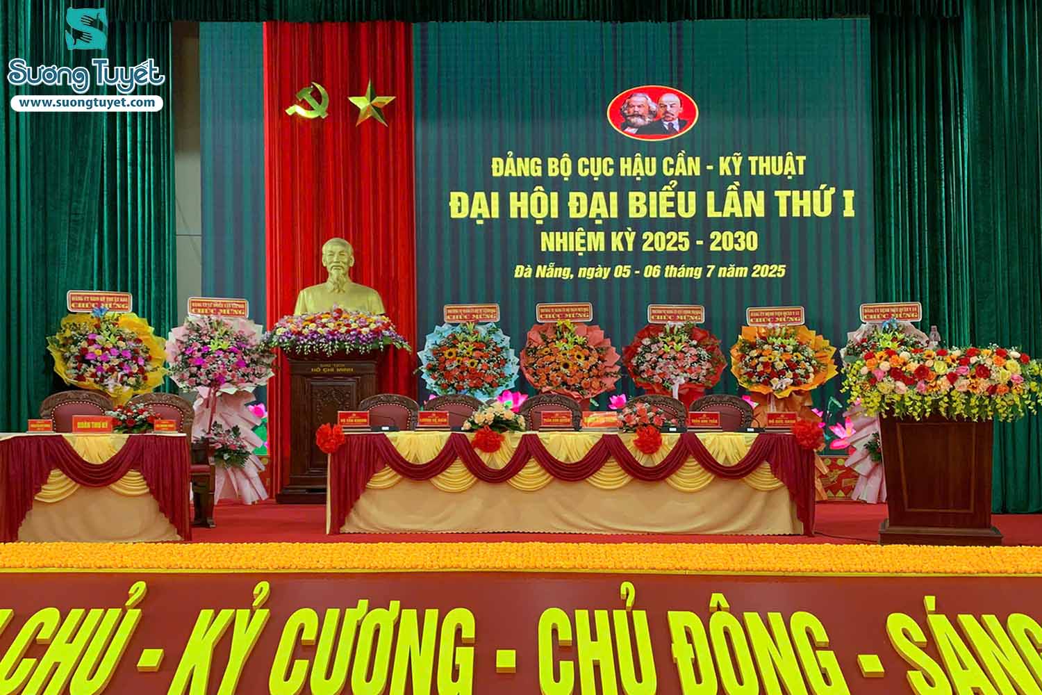 Khăn bàn hội nghị thường có các tông màu đỏ đô, vàng kem và vàng nhạt.