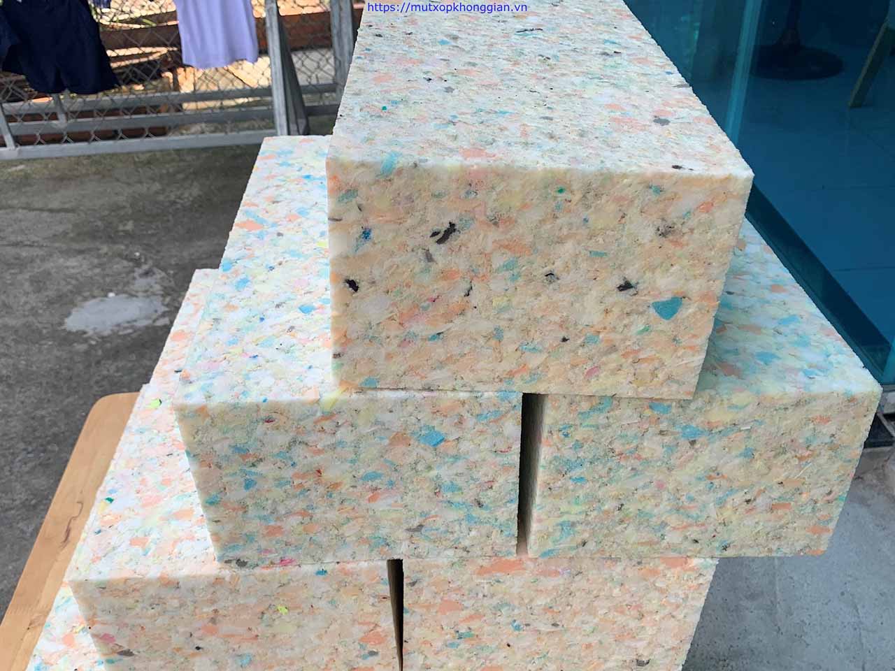 Các dòng nệm cao su tổng hợp tốt hơn thì lõi được ép chặt và êm hơn.