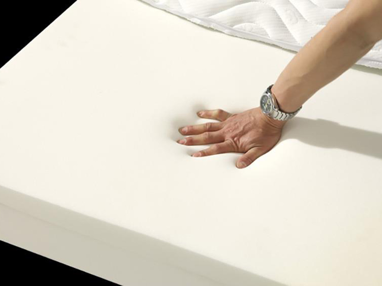 Nệm mút nguyên khối bền hơn dòng đa tầng, ép keo rất nhiều.