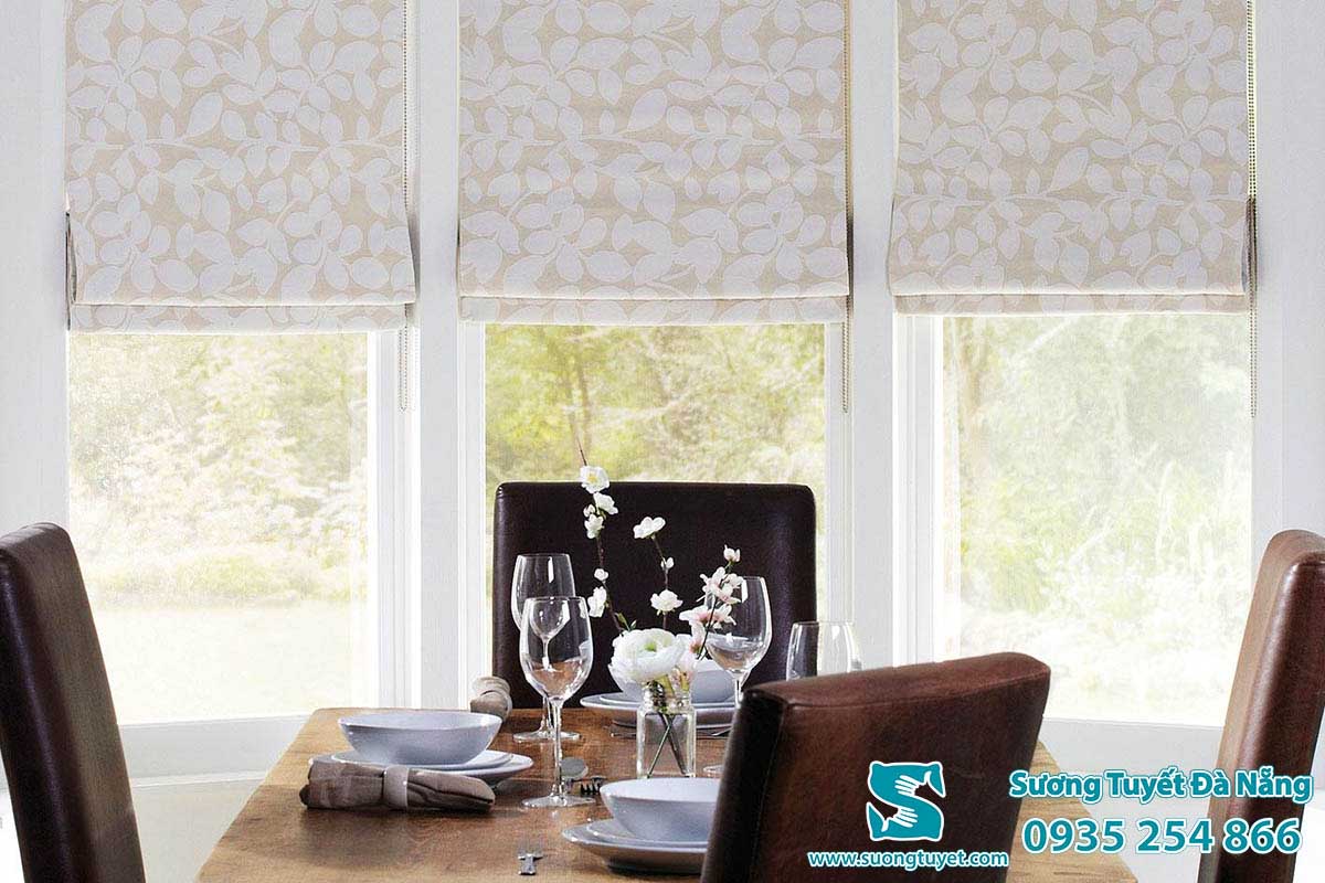 Rèm Roman bình thường cũng tạo nên đẳng cấp cho không gian với sự xếp lớp vải độc đáo.