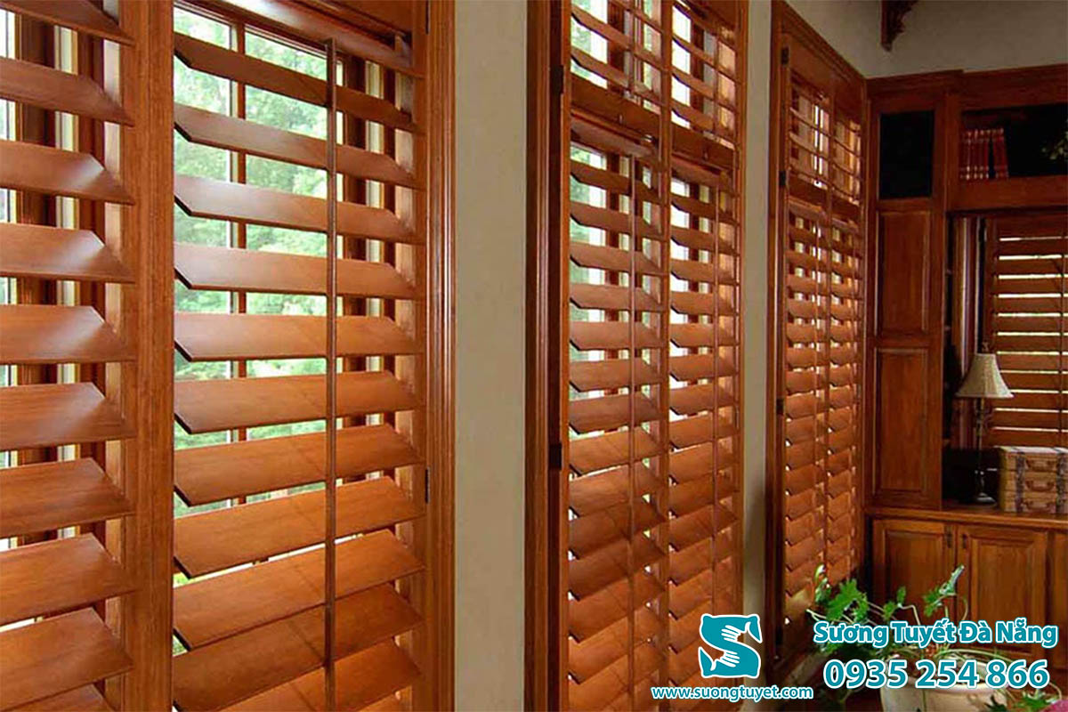 Rèm sáo gỗ cho cửa chính mang lại phong thủy tốt.