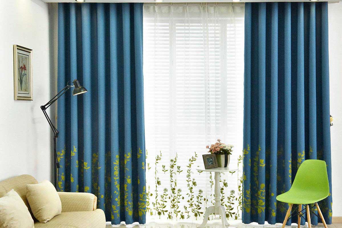 Một sự kết hợp giữa rèm vải hoa văn và voan hoa văn.