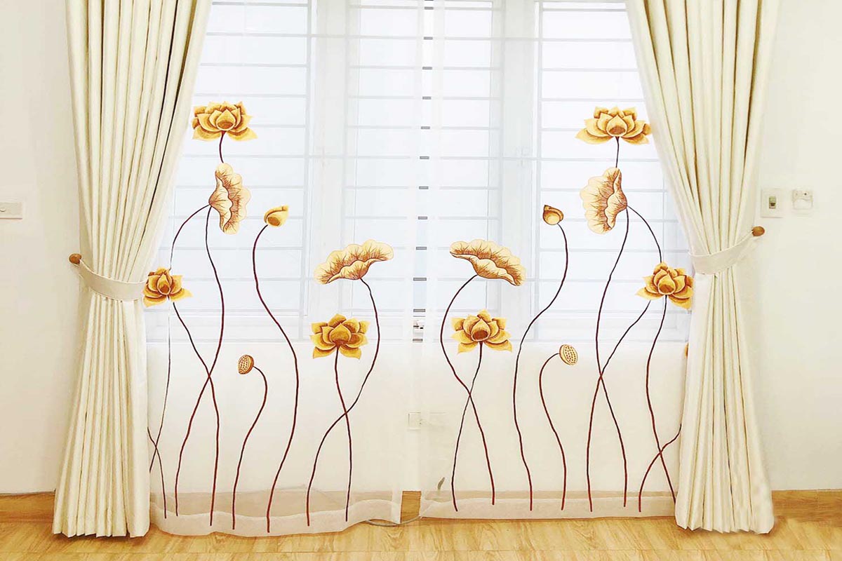 Rèm voan thường được làm màu trắng, khắc họa hoa văn giàu tinh tế.