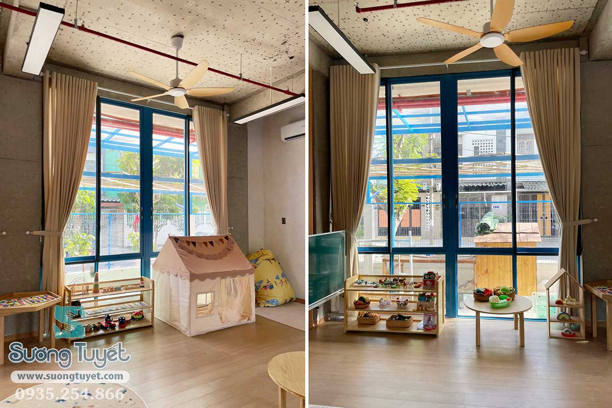 Không gian phòng học được thiết kế màu trầm đẹp mắt cùng rèm cửa.