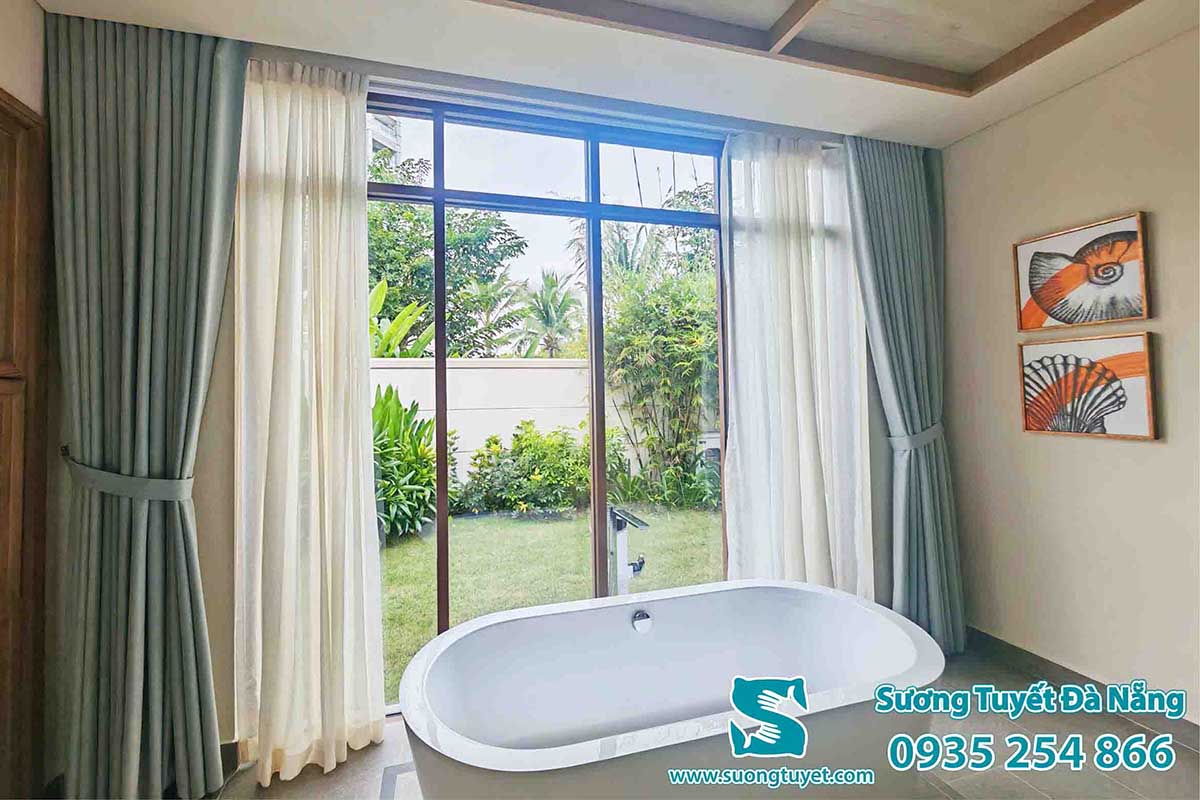2 lớp rèm vải được lắp đan xen đa dạng trong phòng tắm.