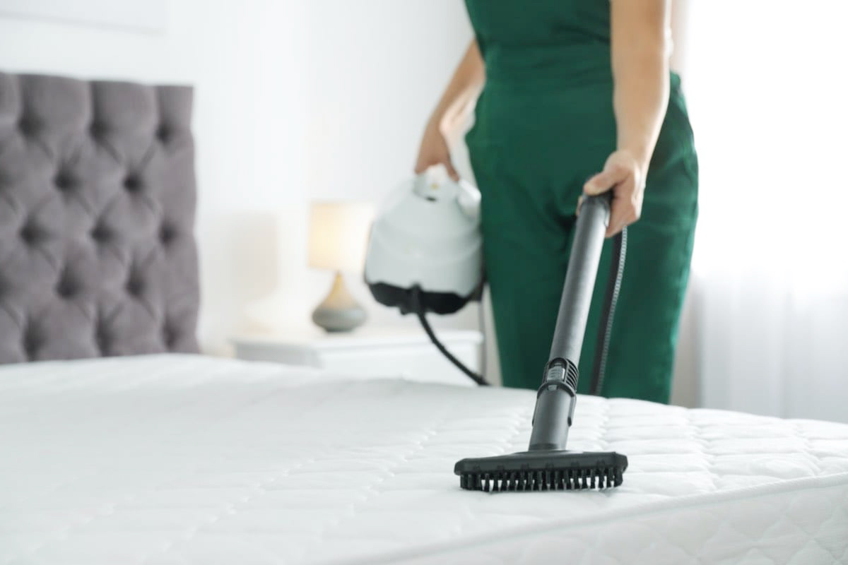 Xử lý vết bẩn và hút bụi lại cho sạch sẽ, hong khô.