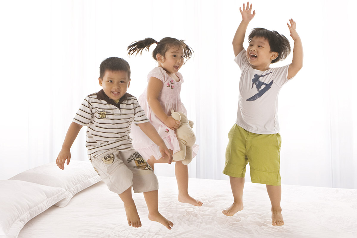 Không được chơi trò nhún nhảy trên nệm vì dễ làm hư kết cấu.