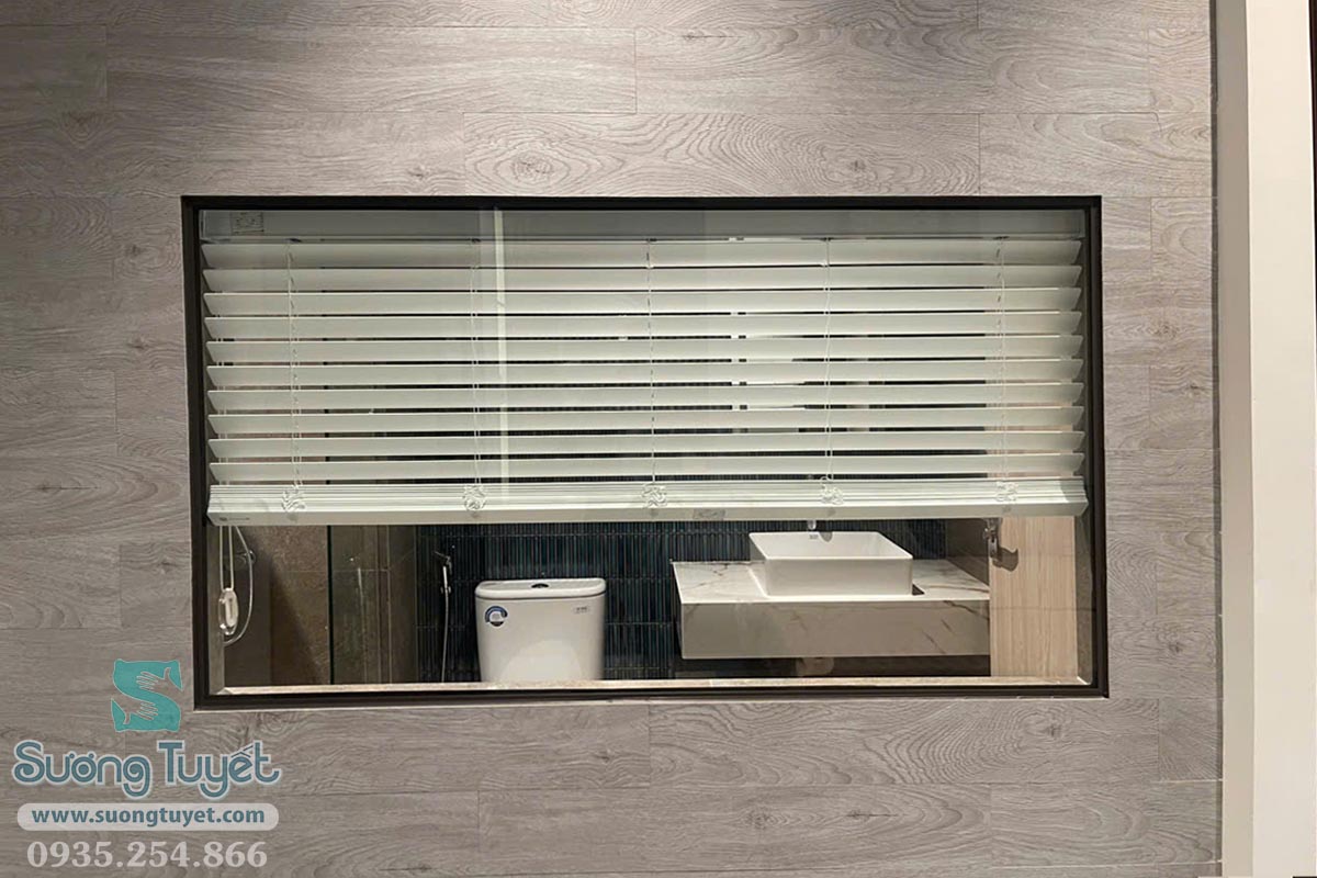 Sản phẩm rèm nhựa được lắp đặt WC mà không sợ hư hỏng.